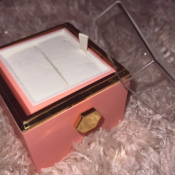 Necklace box (no necklace) does include bag. - Picture 3 of 3